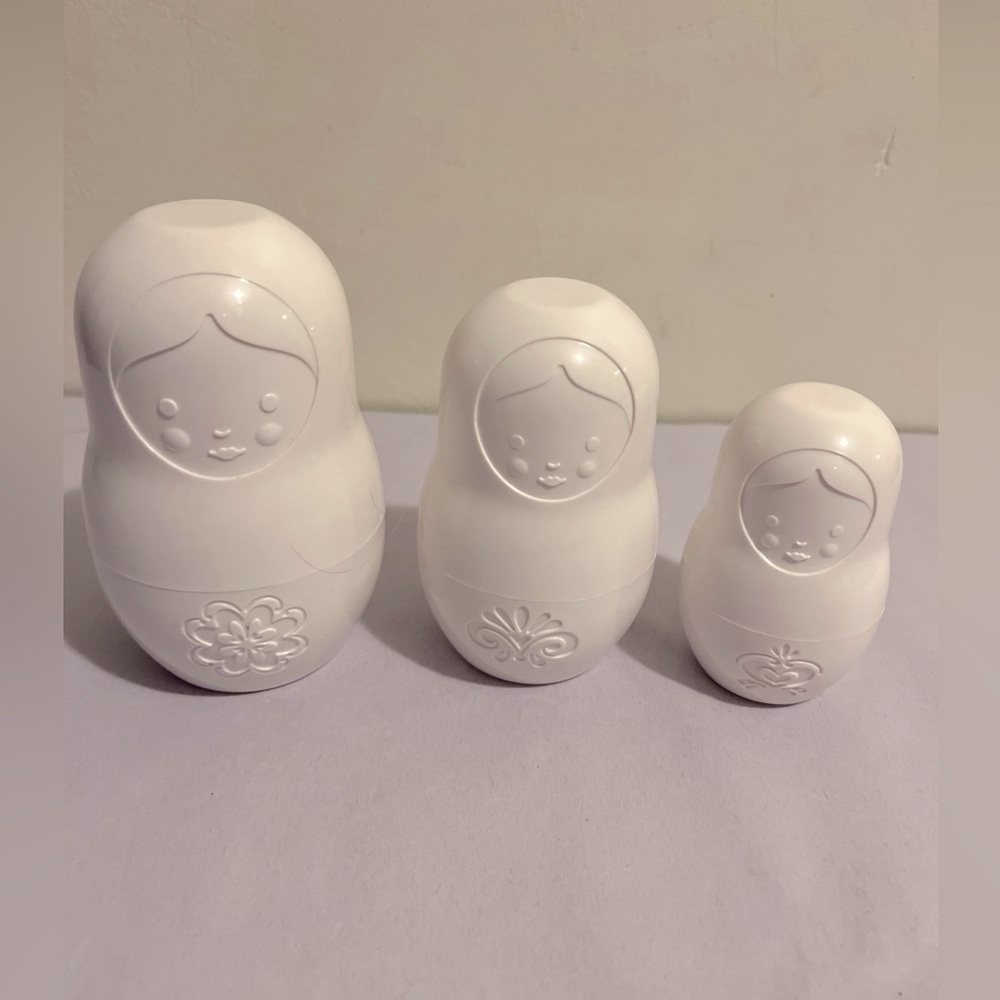 2009 Fred Set Of 6 White Measuring Cups Russian Nesting Dolls EUC